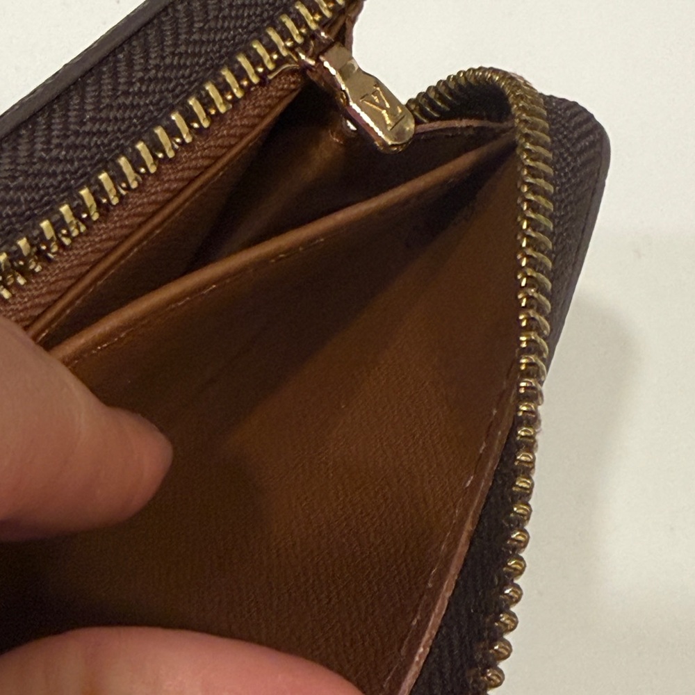 Louis Vuitton Zippy Wallet – Monogram Canvas (Authentic) - Picture 4 of 9